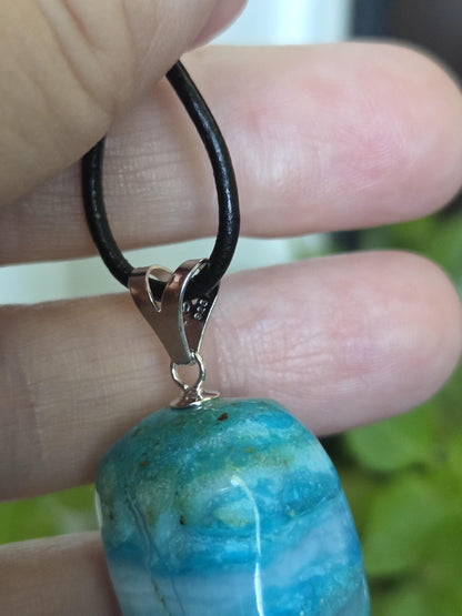 Traumhafter Atacama Opal aus Chile, Anhänger, 37 x 18 x 17 mm, an 925er Silberöse, an verstellbarem Lederband
