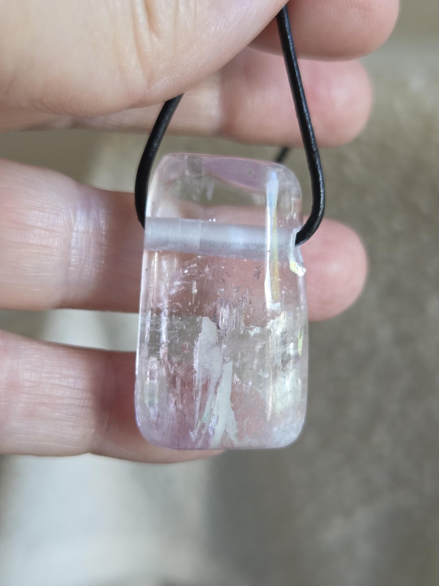 Großer wunderschöner Kunzit Kristall Anhänger, 37 x 23 x 14 mm, gebohrt, an verstellbarem Lederband