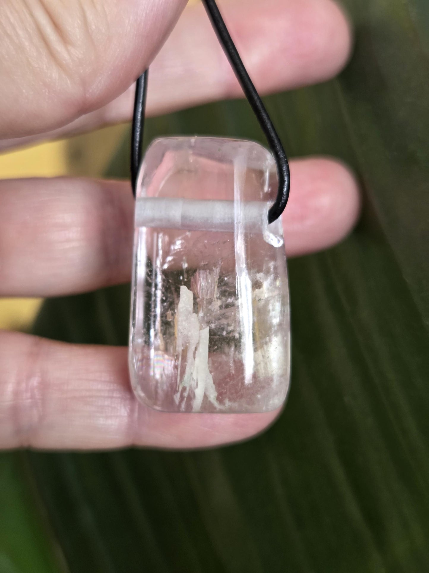 Großer wunderschöner Kunzit Kristall Anhänger, 37 x 23 x 14 mm, gebohrt, an verstellbarem Lederband