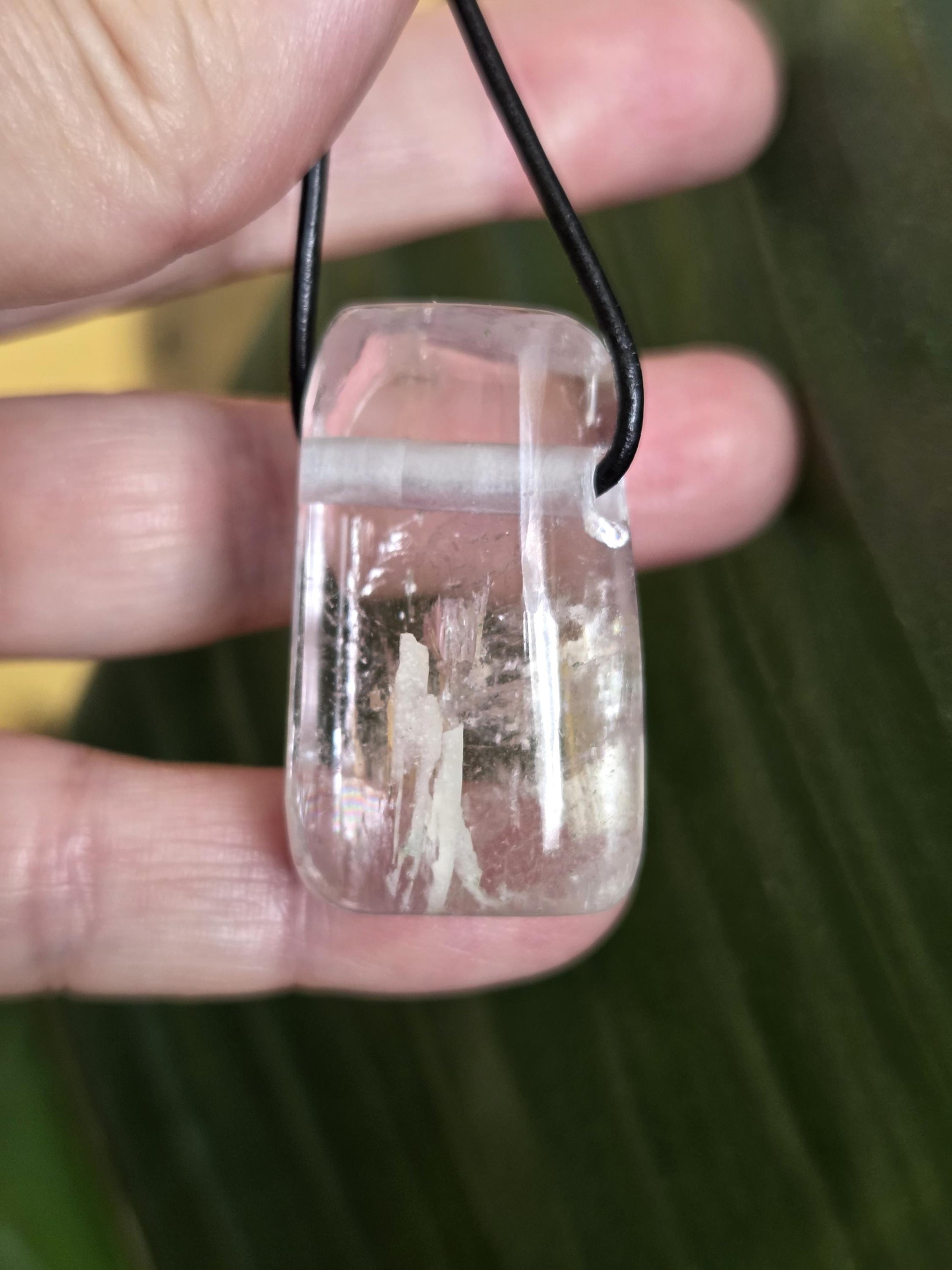 Großer wunderschöner Kunzit Kristall Anhänger, 37 x 23 x 14 mm, gebohrt, an verstellbarem Lederband