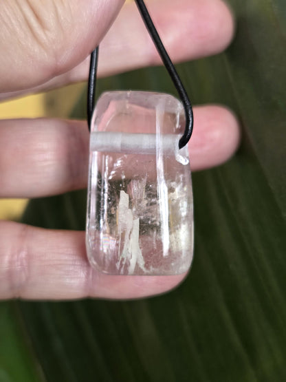 Großer wunderschöner Kunzit Kristall Anhänger, 37 x 23 x 14 mm, gebohrt, an verstellbarem Lederband