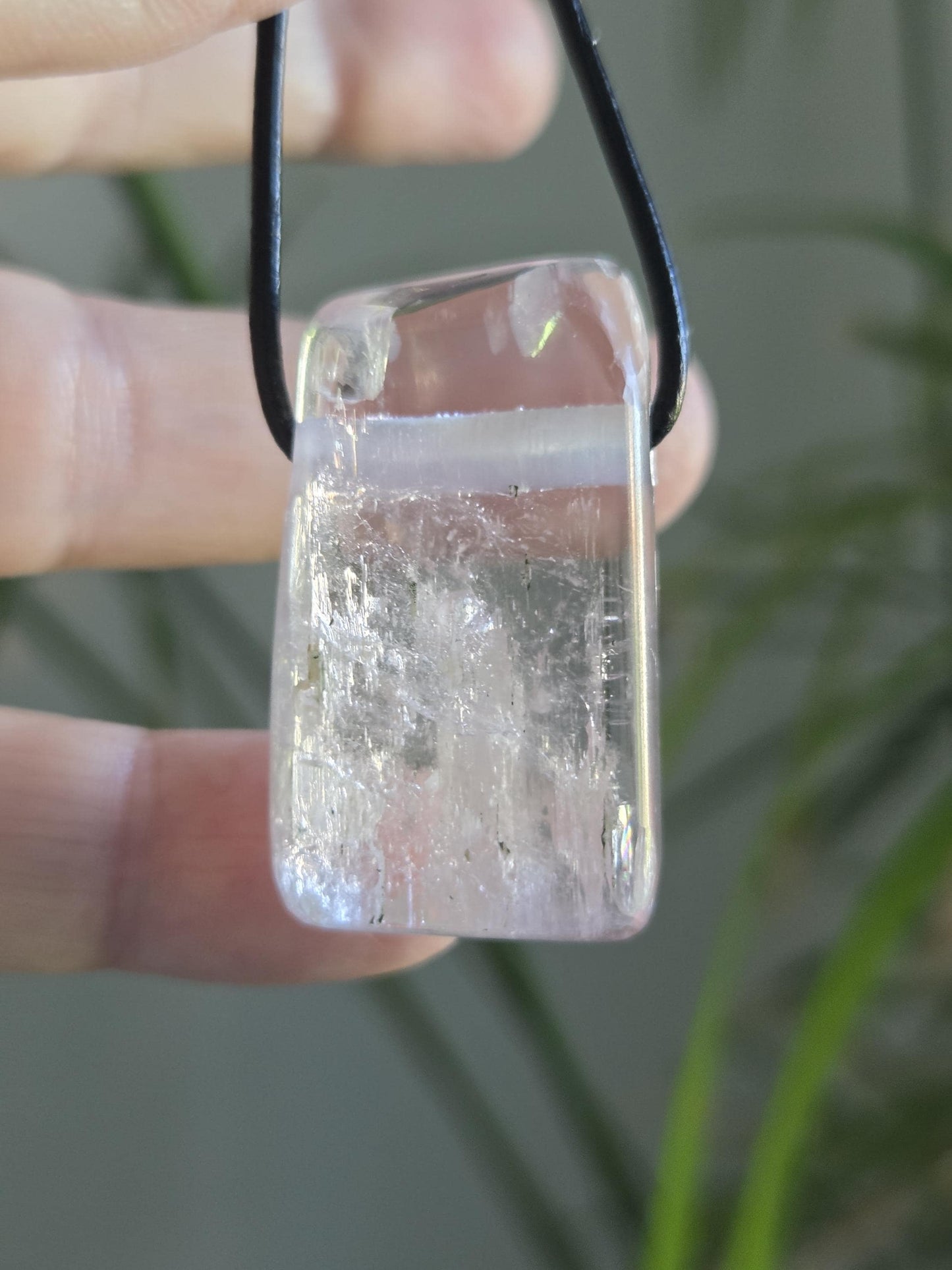 Großer wunderschöner Kunzit Kristall Anhänger, 37 x 23 x 14 mm, gebohrt, an verstellbarem Lederband