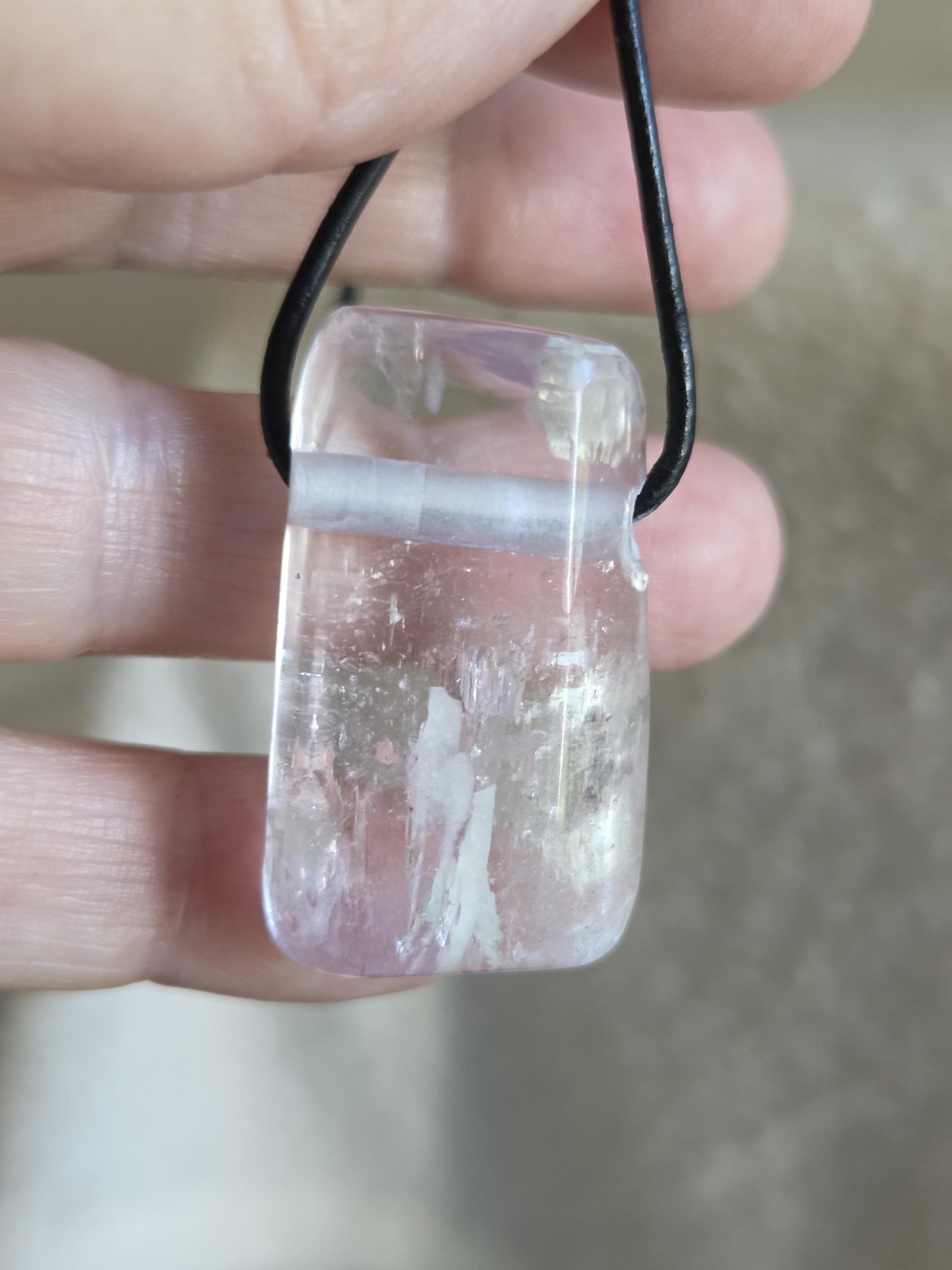 Großer wunderschöner Kunzit Kristall Anhänger, 37 x 23 x 14 mm, gebohrt, an verstellbarem Lederband