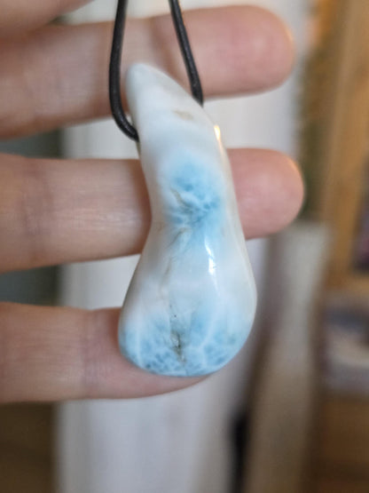 Großer Larimar Anhänger, Atlantis Stein, 48 x 23 x 17 mm, gebohrt, Larimar gebohrt, an verstellbarem Lederband