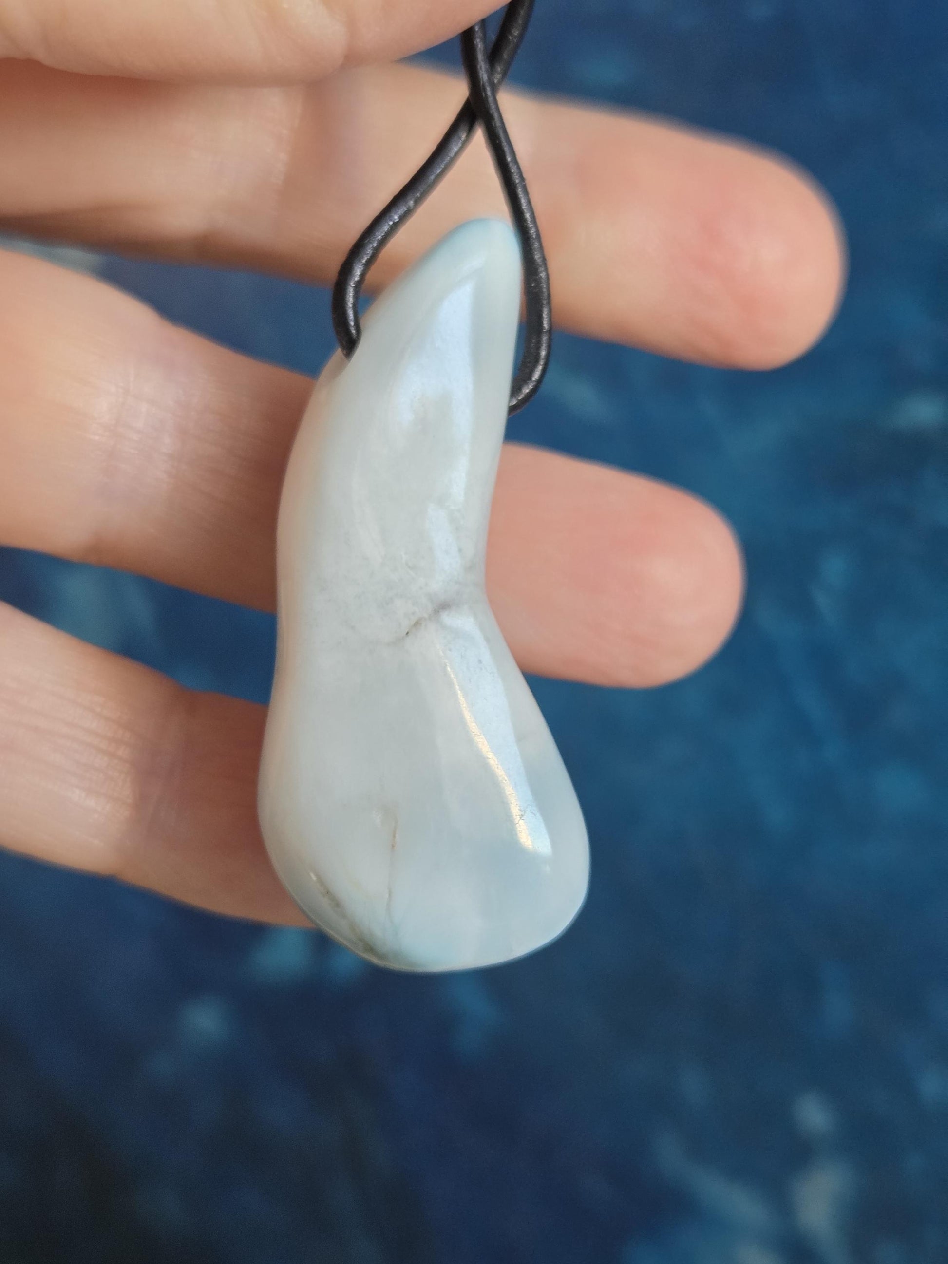 Großer Larimar Anhänger, Atlantis Stein, 48 x 23 x 17 mm, gebohrt, Larimar gebohrt, an verstellbarem Lederband