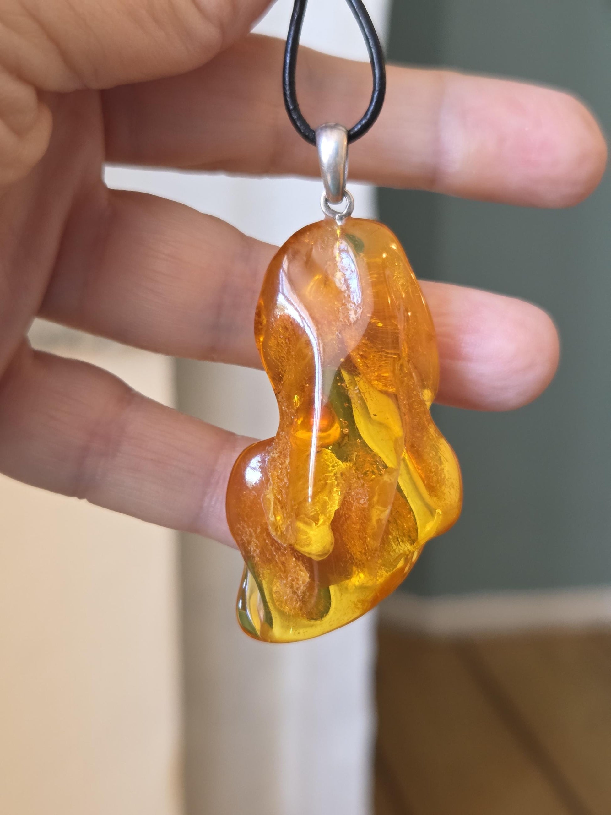 Baltischer Bernstein Anhänger, mit Einschlüssen von Blüten Bernstein Amulett, 63 x 30 x 14 mm, 925er Silberöse, an verstellbarem Lederband