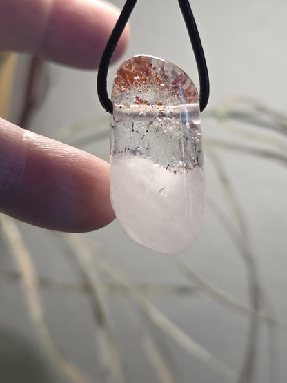 Red Healer, Erdbeer Quarz, Bergkristall mit Hämatit Feuer Quarz Anhänger, 34 x 17 x 12 mm, gebohrt, an verstellbarem Lederband