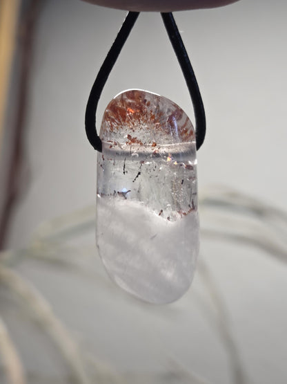 Red Healer, Erdbeer Quarz, Bergkristall mit Hämatit Feuer Quarz Anhänger, 34 x 17 x 12 mm, gebohrt, an verstellbarem Lederband