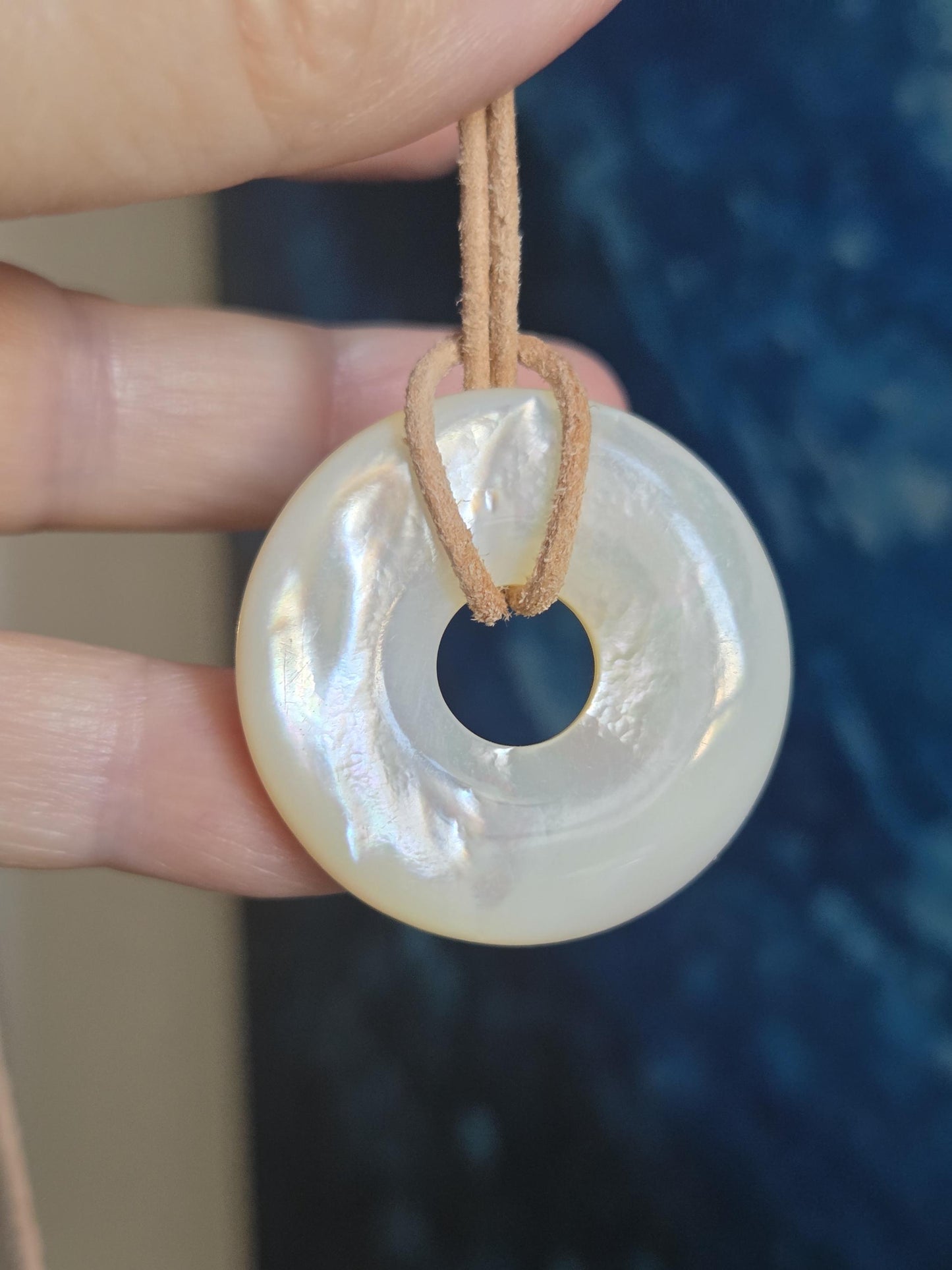 Hochwertiger Perlmutt weiß Donut White Lip mit Tiefenglanz Seeopal , Anhänger 35 x 6 mm, an verstellbarem Lederband