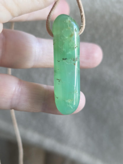 Chrysopras Stäbchen Anhänger, 47 x 14 x 12 mm, gebohrt, an verstellbarem Lederband, Herzchakra, Selbstliebe