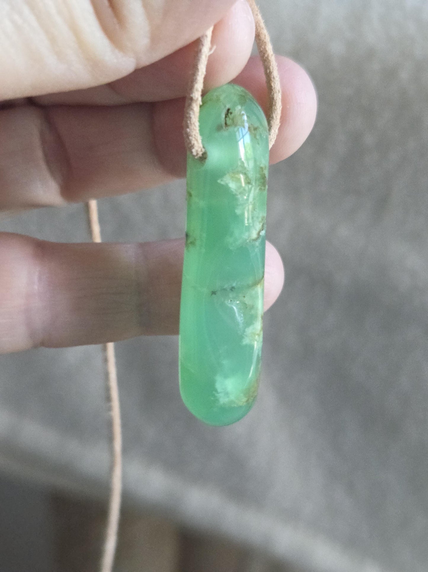 Chrysopras Stäbchen Anhänger, 47 x 14 x 12 mm, gebohrt, an verstellbarem Lederband, Herzchakra, Selbstliebe