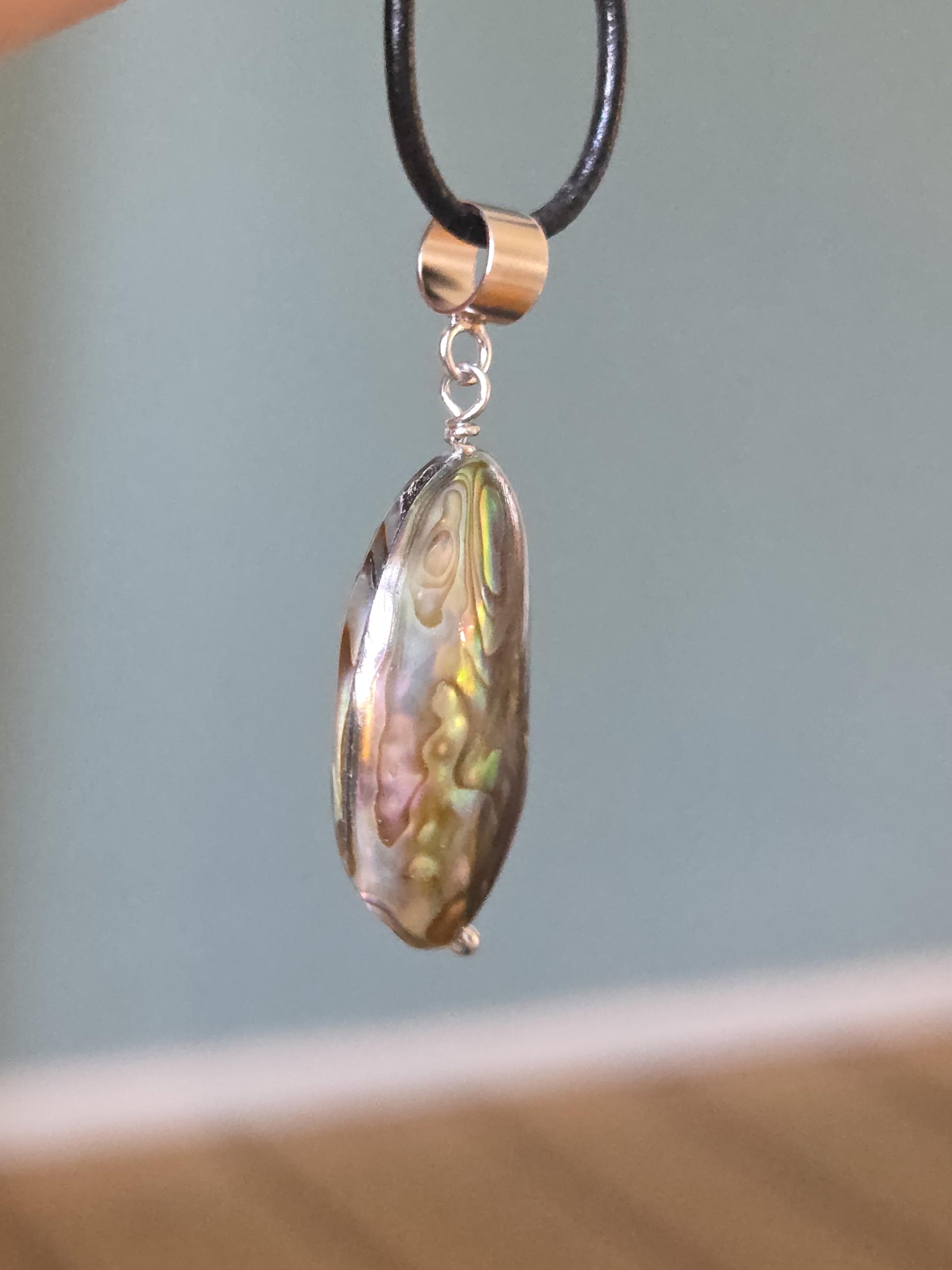 Abalone Perlmutt Muschel, Paua Seeohr, See Opal Silber Anhänger, 40 x 17 x 7 mm, an verstellbarem Lederband
