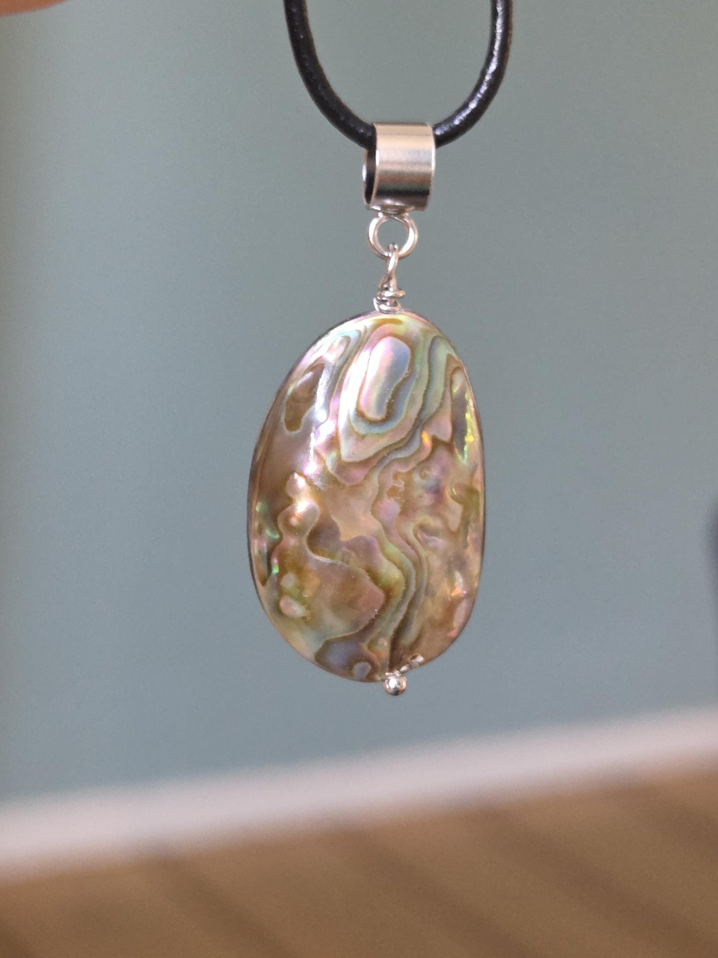Abalone Perlmutt Muschel, Paua Seeohr, See Opal Silber Anhänger, 40 x 17 x 7 mm, an verstellbarem Lederband