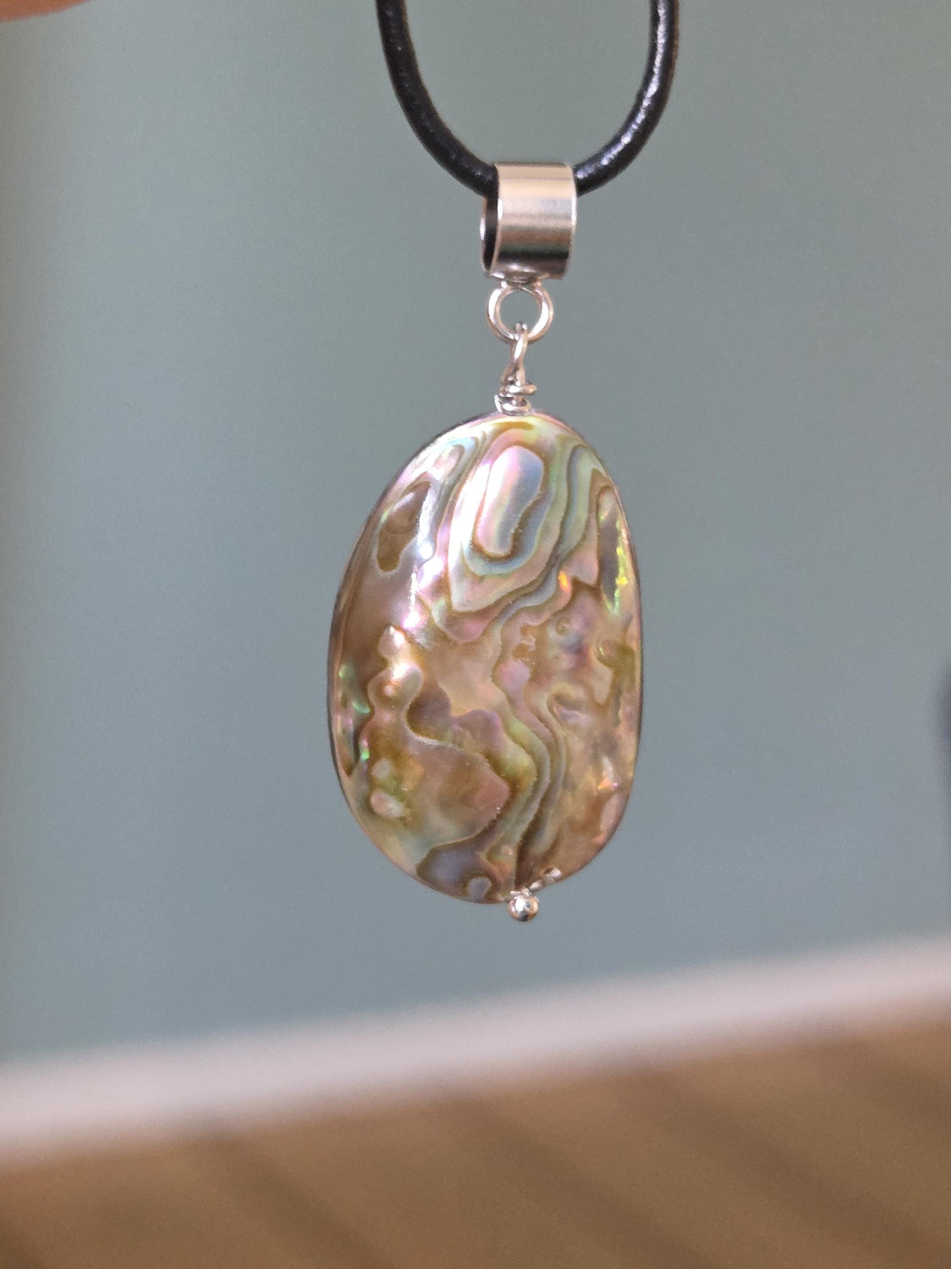 Abalone Perlmutt Muschel, Paua Seeohr, See Opal Silber Anhänger, 40 x 17 x 7 mm, an verstellbarem Lederband
