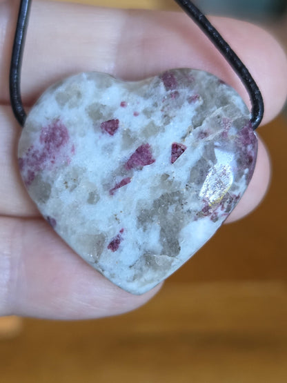 Rubellit roter Turmalin in Quarz, Herz Anhänger, 32 x 32 x 10 mm, gebohrt, an verstellbarem Lederband