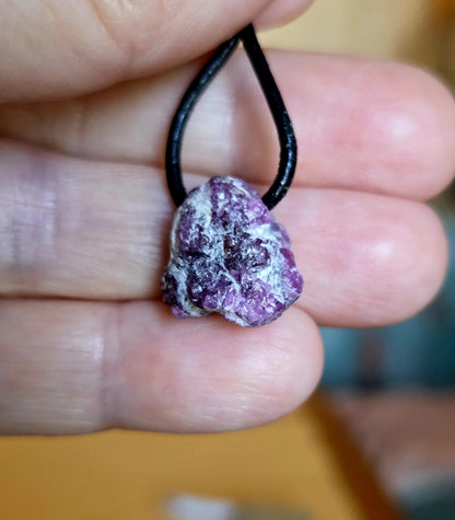 Seltener magischer Spinell rot Kristall Nugget Rohstein aus Madagaskar Anhänger, 15 x 16 x 14 mm, gebohrt, an verstellbarem Lederband