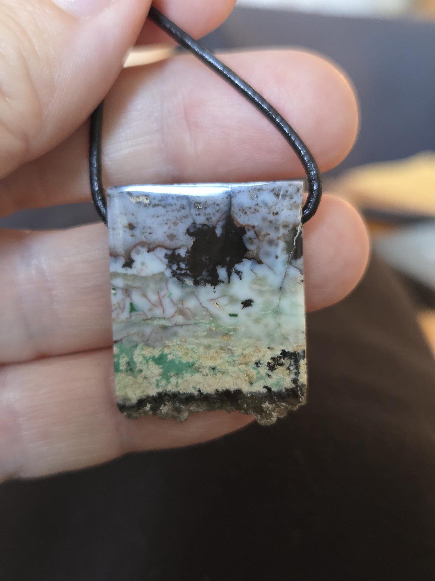 Rarität! Garut Holzopal versteinertes opalisiertes Holz aus Indonesien, Anhänger, 30 x 24 x 8 mm, gebohrt, an verstellbarem Lederband