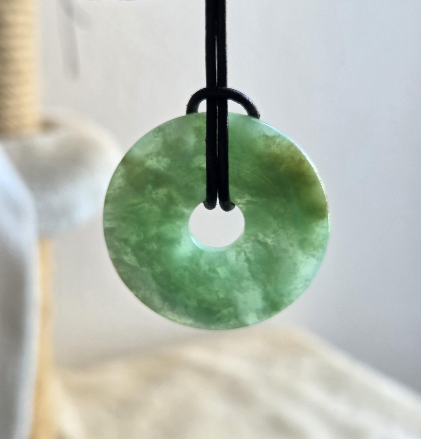 Chrysopras Donut Anhänger, 35 x 7 mm, an verstellbarem Lederband, Chrysoprase pedant