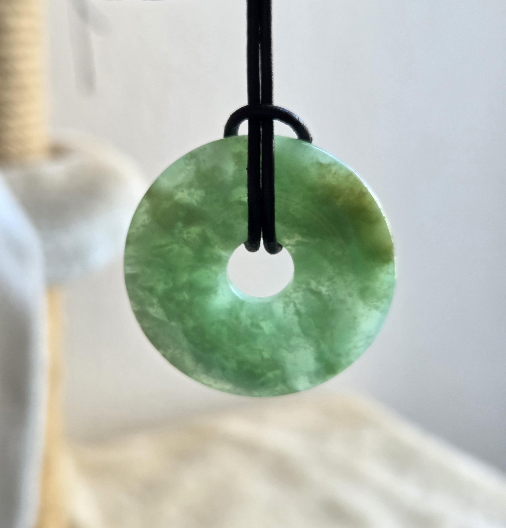 Chrysopras Donut Anhänger, 35 x 7 mm, an verstellbarem Lederband, Chrysoprase pedant