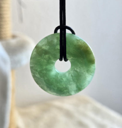 Chrysopras Donut Anhänger, 35 x 7 mm, an verstellbarem Lederband, Chrysoprase pedant