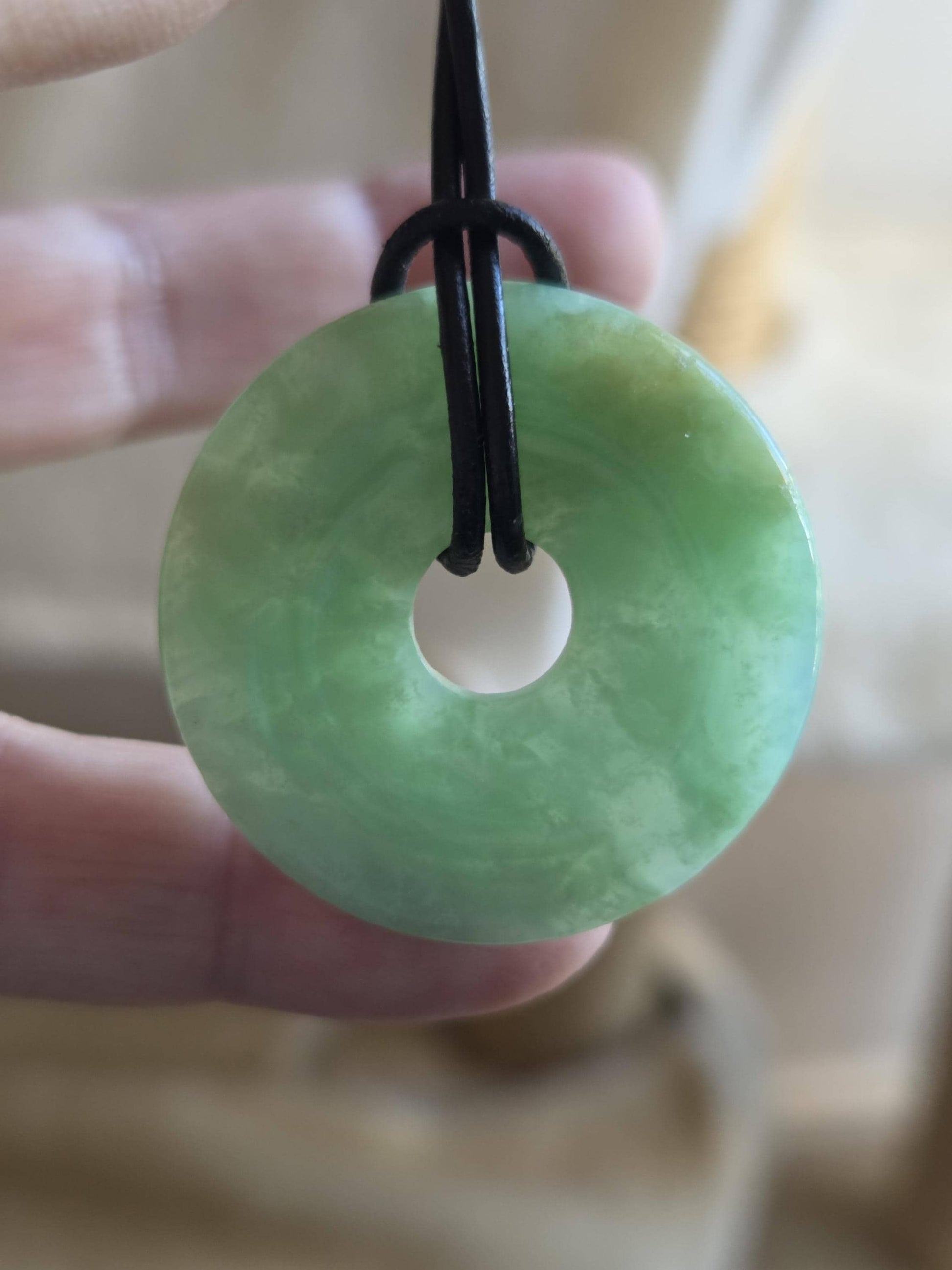 Chrysopras Donut Anhänger, 35 x 7 mm, an verstellbarem Lederband, Chrysoprase pedant