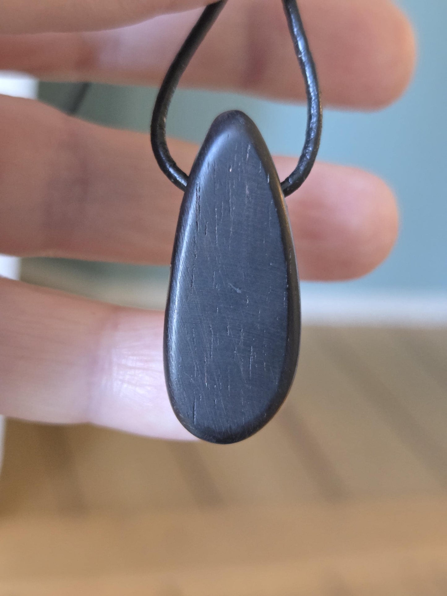 Ebenholz mit Boulder Opal, Opal Holz Anhänger, 35 x 15 x 10 mm, gebohrt, an verstellbarem Lederband