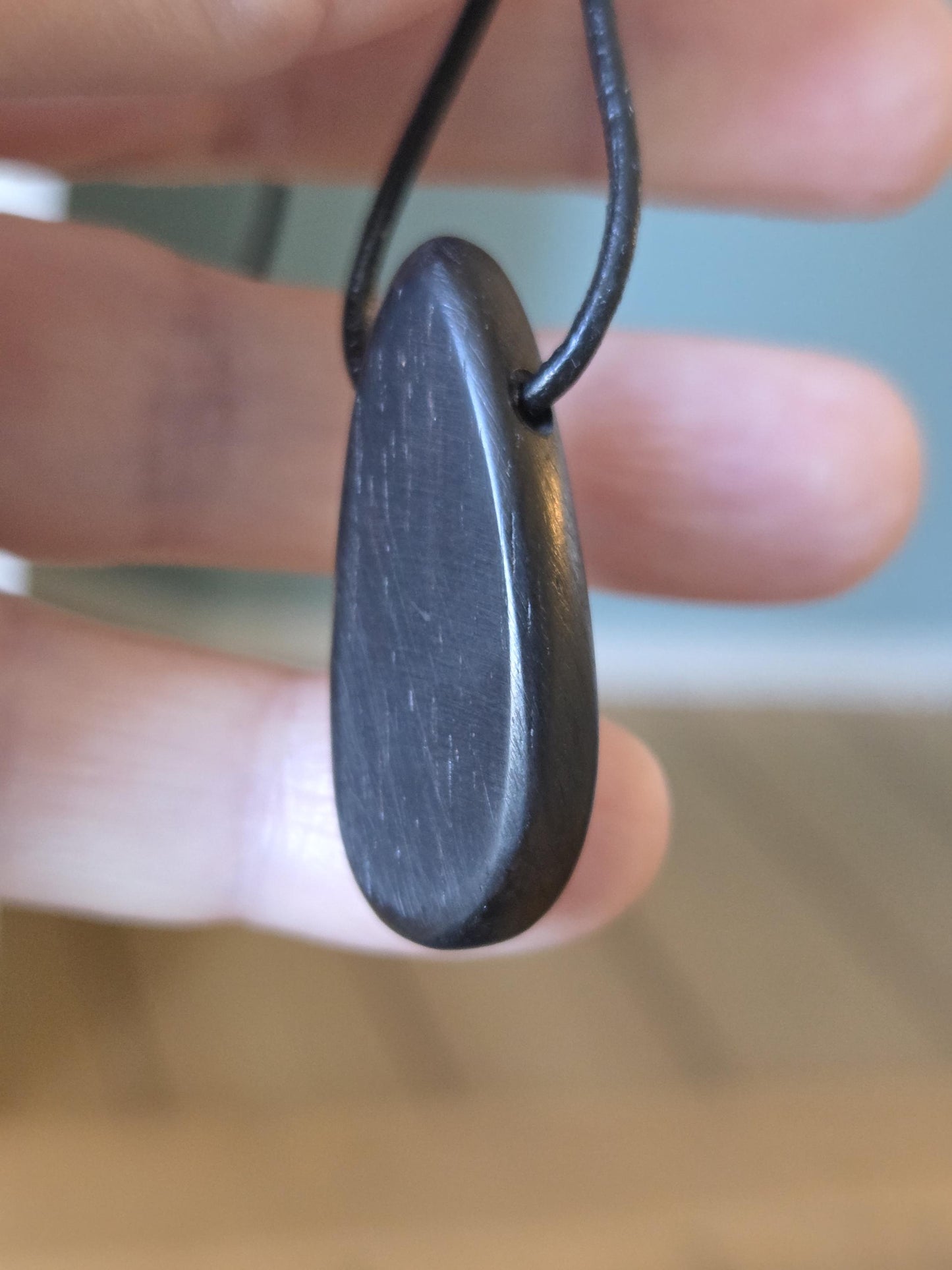 Ebenholz mit Boulder Opal, Opal Holz Anhänger, 35 x 15 x 10 mm, gebohrt, an verstellbarem Lederband