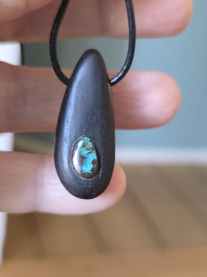 Ebenholz mit Boulder Opal, Opal Holz Anhänger, 35 x 15 x 10 mm, gebohrt, an verstellbarem Lederband