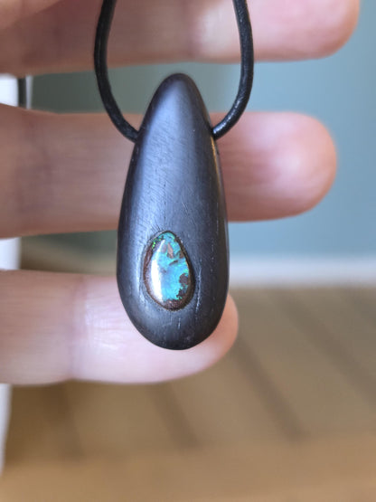 Ebenholz mit Boulder Opal, Opal Holz Anhänger, 35 x 15 x 10 mm, gebohrt, an verstellbarem Lederband