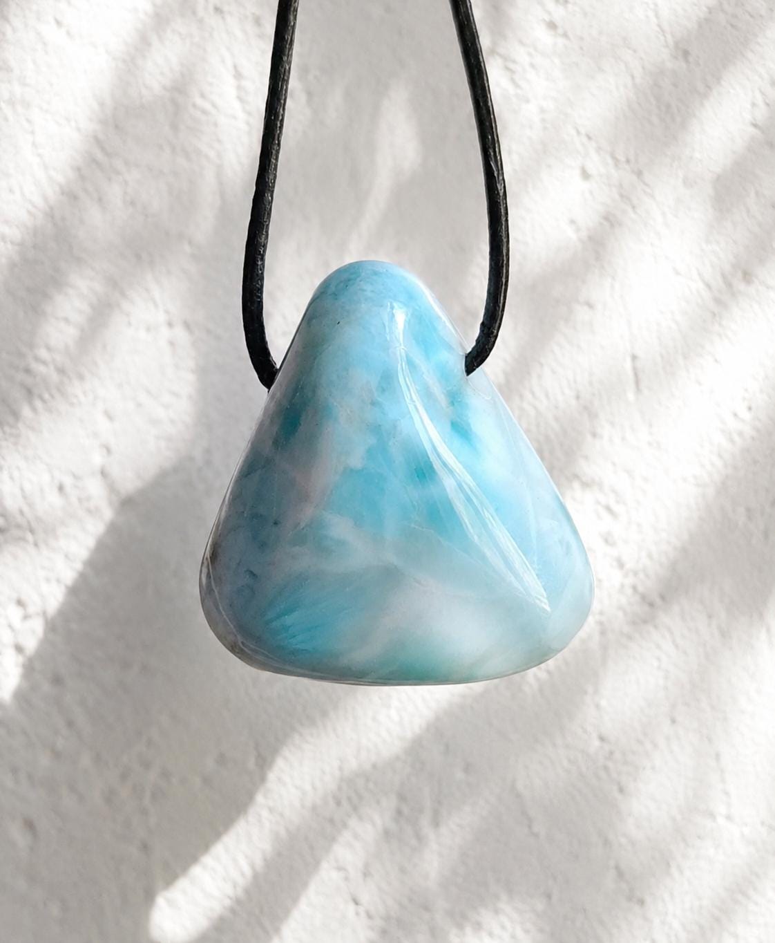 Hübscher Larimar, Atlantis Stein Anhänger, Karibik Schmuck, 29 x 28 x 17 mm, gebohrt, an verstellbarem Lederband, handgefertigter Unikat