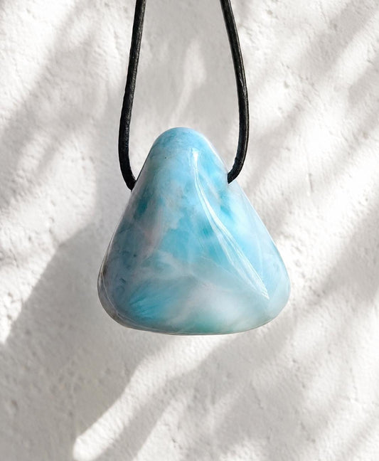 Hübscher Larimar, Atlantis Stein Anhänger, Karibik Schmuck, 29 x 28 x 17 mm, gebohrt, an verstellbarem Lederband, handgefertigter Unikat