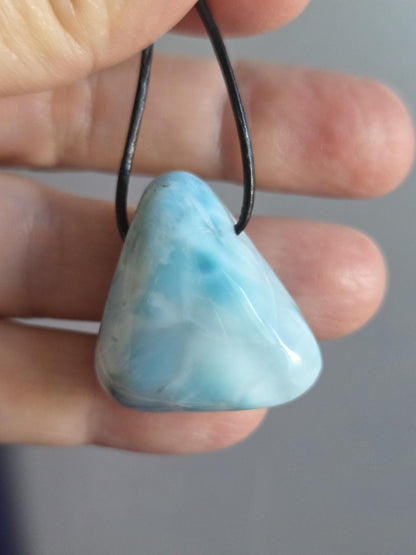 Hübscher Larimar, Atlantis Stein Anhänger, Karibik Schmuck, 29 x 28 x 17 mm, gebohrt, an verstellbarem Lederband, handgefertigter Unikat