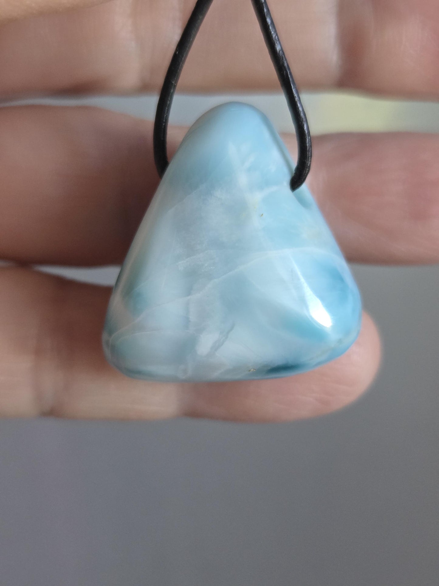 Hübscher Larimar, Atlantis Stein Anhänger, Karibik Schmuck, 29 x 28 x 17 mm, gebohrt, an verstellbarem Lederband, handgefertigter Unikat