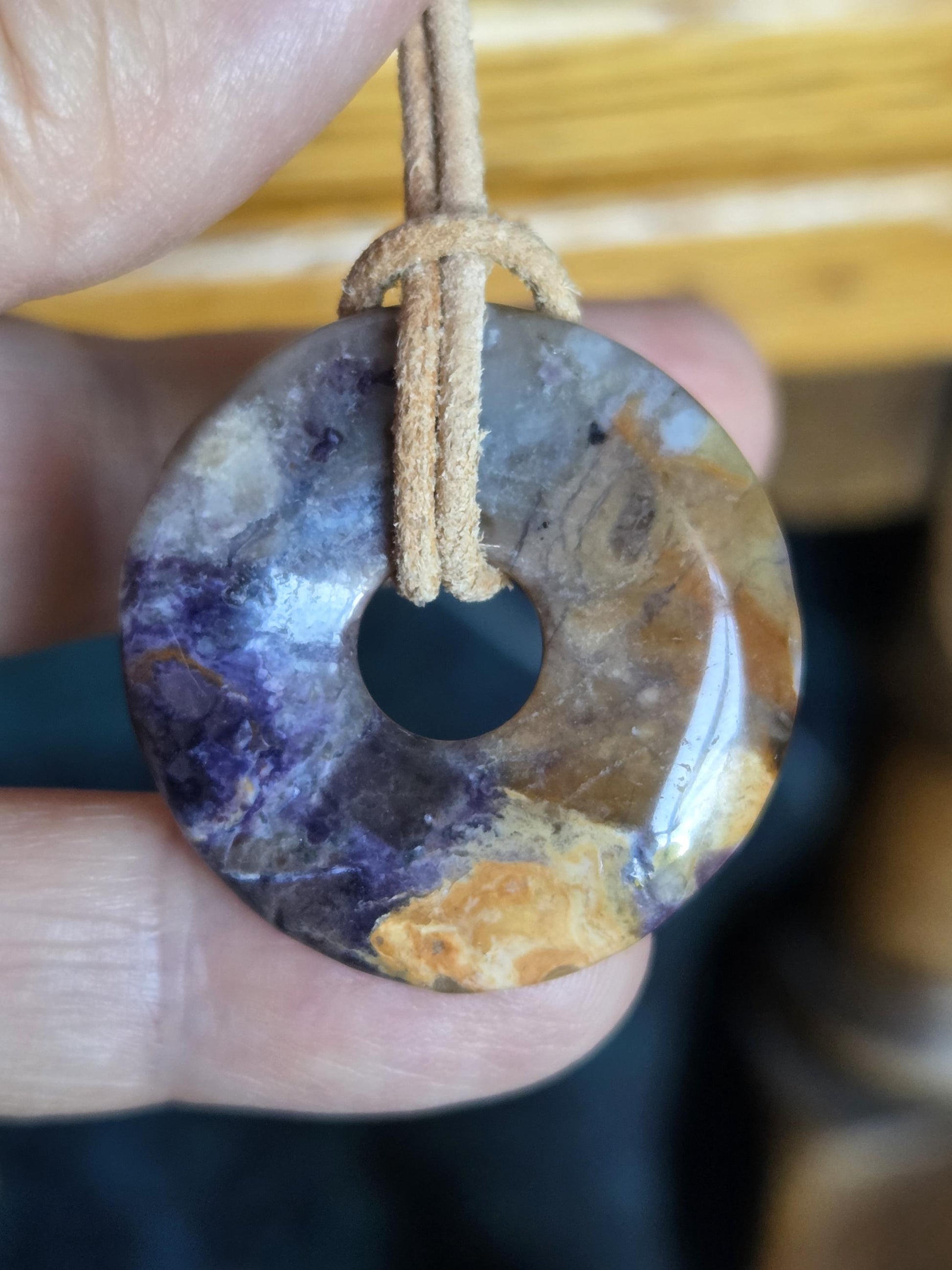 Fluorit Opal Tiffany Stone Anhänger, Donut, 30 x 6 mm, an verstellbarem Lederband, purple passion, purple fluorite opal, Unikat
