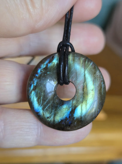 Labradorit blau grün Donut grün blauer Labradorit Anhänger, 30 x 6 mm, gebohrt, an verstellbarem Lederband