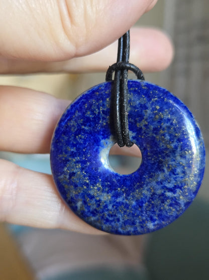Lapislazuli Lapis Lazuli Donut groß, Anhänger, Stein der Engel, 40 x 6 mm, an verstellbarem Lederband, Hals Chakra, Boho Schmuck Spiritual
