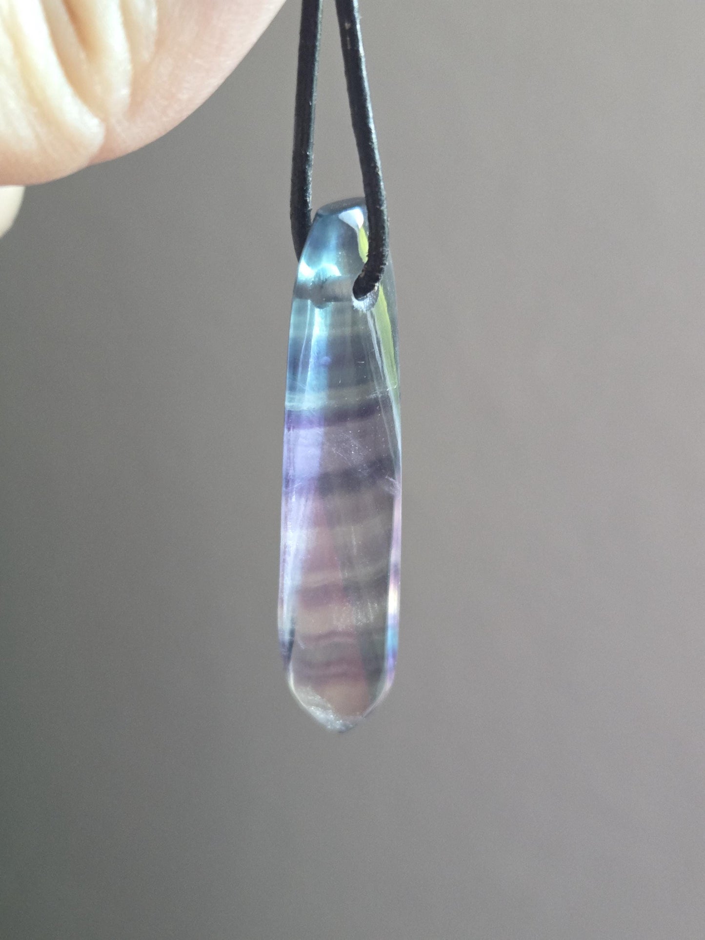 Regenbogen Fluorit Feenstein Anhänger, 50 x 13 x 7 mm, gebohrt, an verstellbarem Lederband, spiralförmig Stäbchen, Unikat, Stirn Chakra