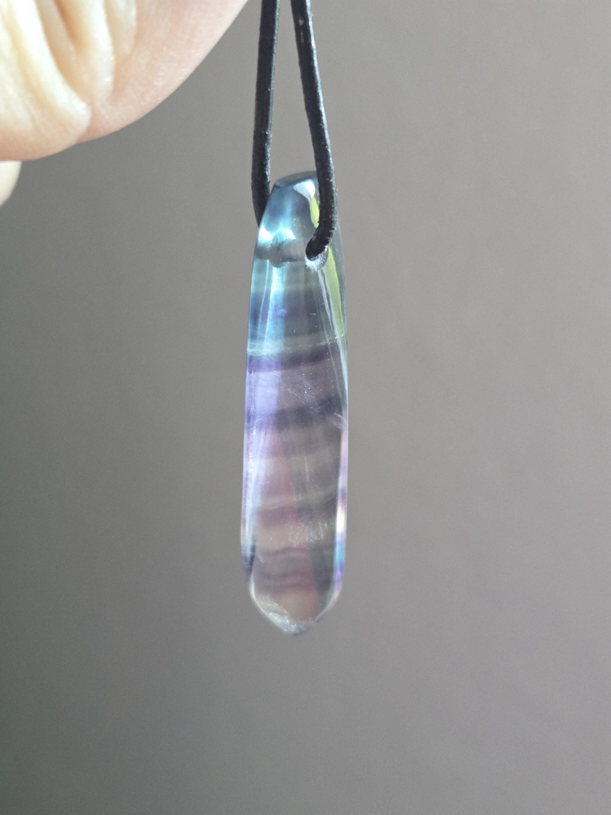 Regenbogen Fluorit Feenstein Anhänger, 50 x 13 x 7 mm, gebohrt, an verstellbarem Lederband, spiralförmig Stäbchen, Unikat, Stirn Chakra
