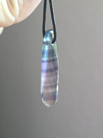 Regenbogen Fluorit Feenstein Anhänger, 50 x 13 x 7 mm, gebohrt, an verstellbarem Lederband, spiralförmig Stäbchen, Unikat, Stirn Chakra