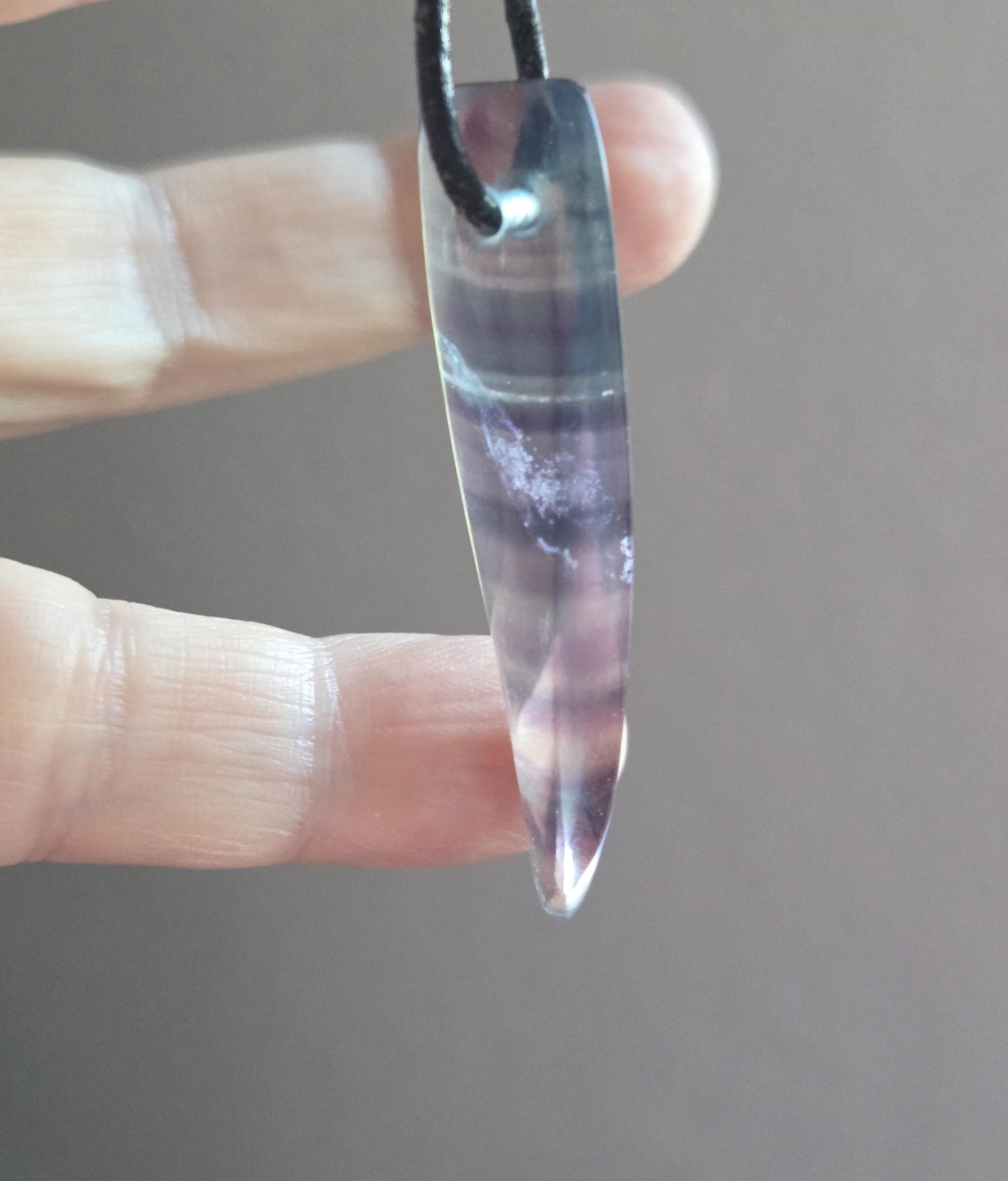 Regenbogen Fluorit Feenstein Anhänger, 50 x 13 x 7 mm, gebohrt, an verstellbarem Lederband, spiralförmig Stäbchen, Unikat, Stirn Chakra