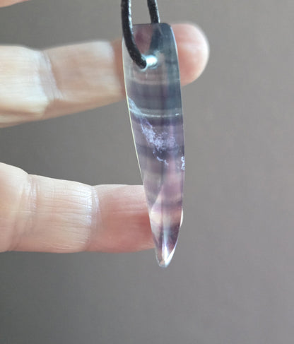 Regenbogen Fluorit Feenstein Anhänger, 50 x 13 x 7 mm, gebohrt, an verstellbarem Lederband, spiralförmig Stäbchen, Unikat, Stirn Chakra