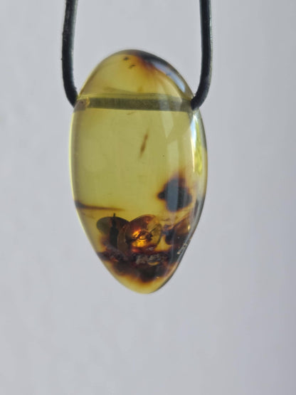 Großer baltischer Bernstein Anhänger, Amulett, Amber pendant, 38 x 21 x 12 mm, an verstellbarem Lederband, Inclusen