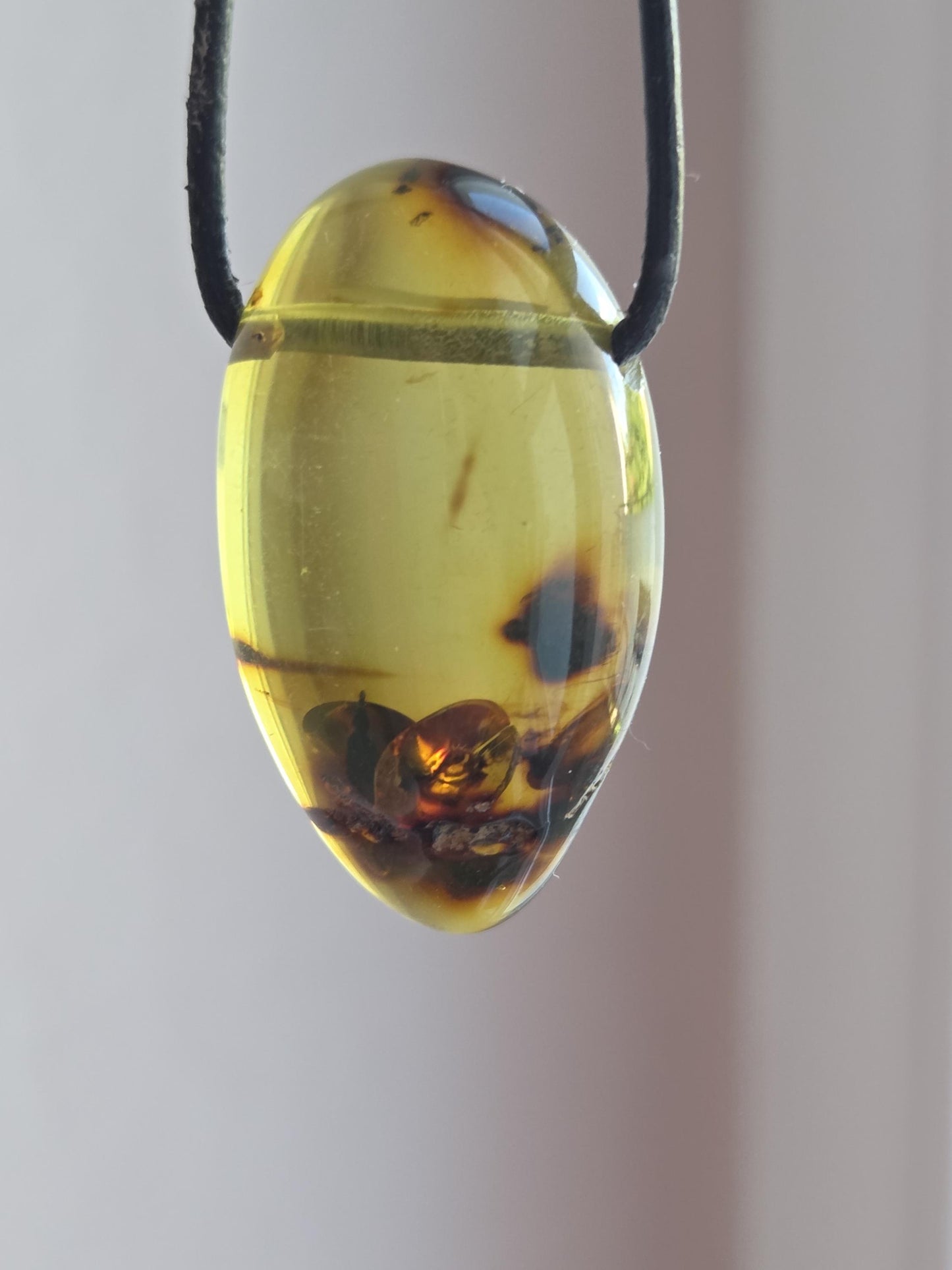 Großer baltischer Bernstein Anhänger, Amulett, Amber pendant, 38 x 21 x 12 mm, an verstellbarem Lederband, Inclusen