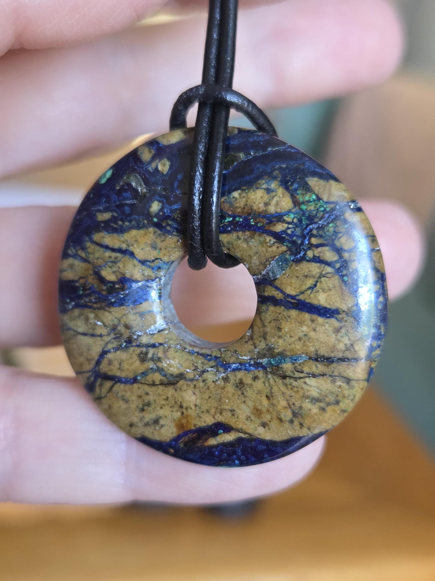 Selten Azurit Malachit Donut Anhänger, 35 x 8 mm, an verstellbarem Lederband, Boho Schmuck Spiritual Hippie Goa Natur Schmuck, Unikat