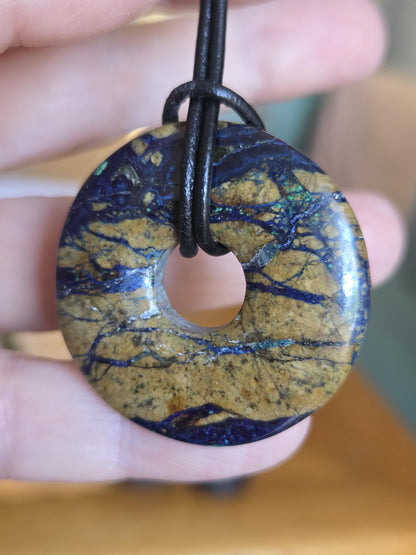 Selten Azurit Malachit Donut Anhänger, 35 x 8 mm, an verstellbarem Lederband, Boho Schmuck Spiritual Hippie Goa Natur Schmuck, Unikat