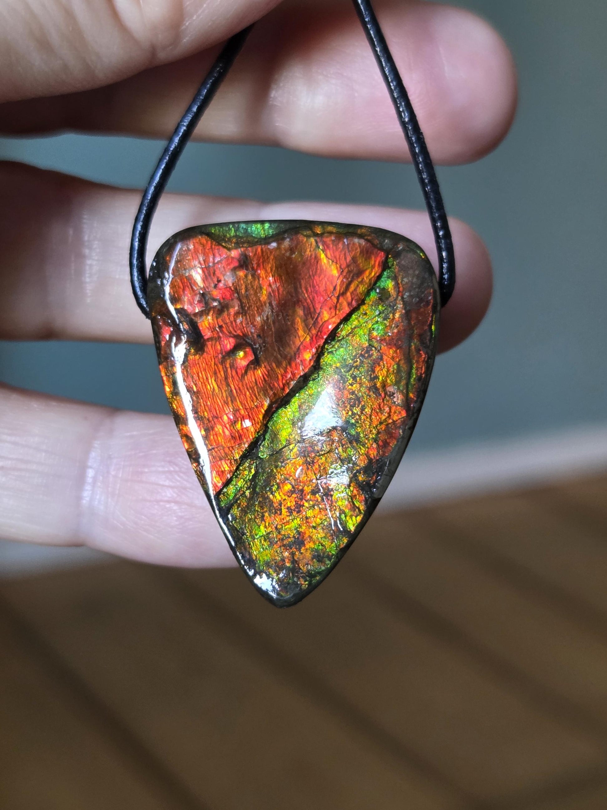Magischer Ammolit Opal aus Alberta Kanada, Anhänger, 36 x 26 x 10 mm, gebohrt, an verstellbarem Lederband
