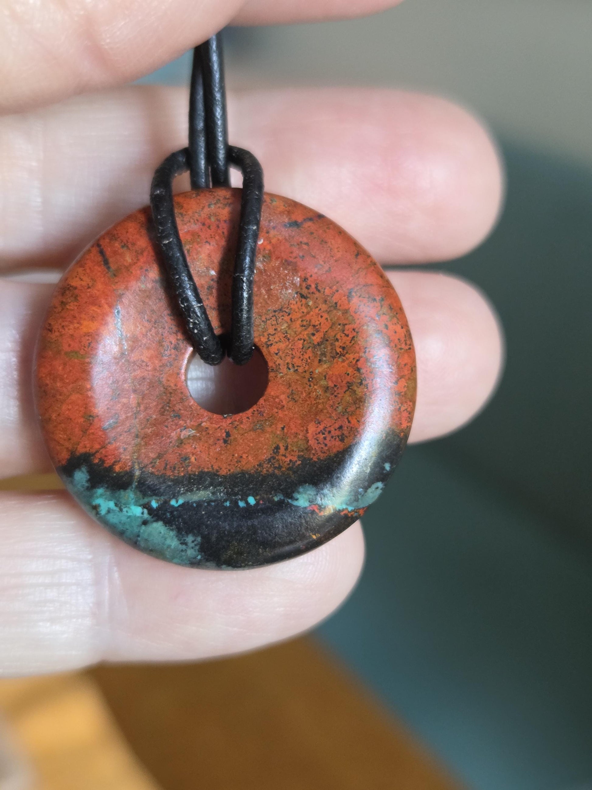 Sonora Sunrise Donut Zarinit Anhänger 30 x 7 mm, an verstellbarem Lederband
