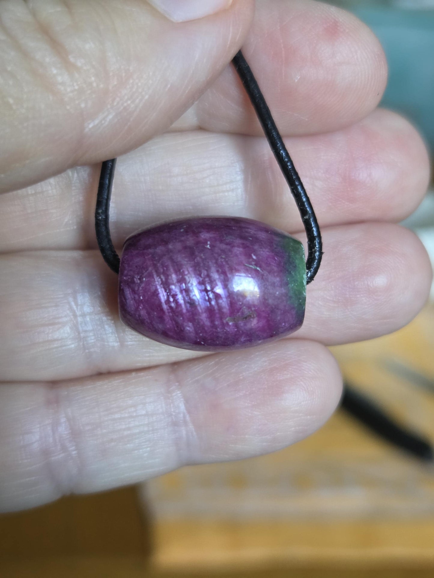 Rubin mit einem Hauch Zoisit, Anyolith Tönnchen Anhänger, 17 x 23 mm, gebohrt, an verstellbarem Lederband