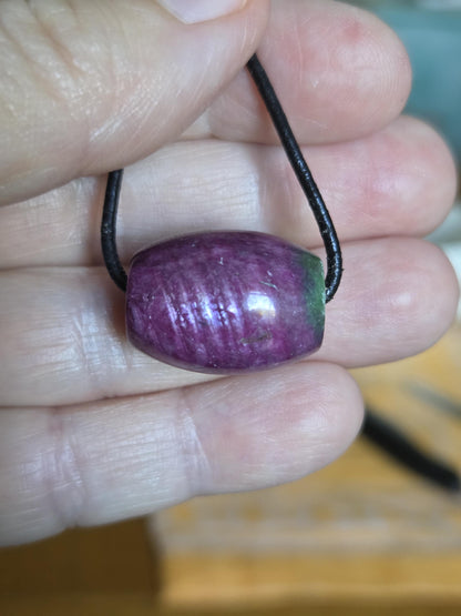 Rubin mit einem Hauch Zoisit, Anyolith Tönnchen Anhänger, 17 x 23 mm, gebohrt, an verstellbarem Lederband