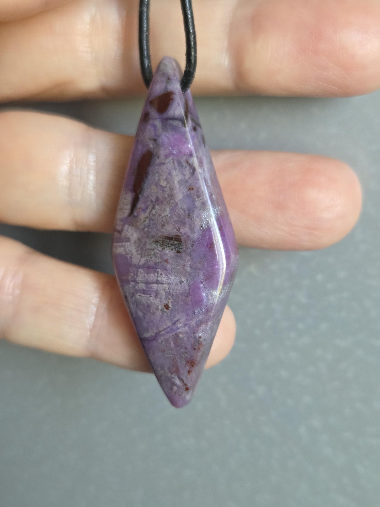 Sugilith Anhänger, 53 x 20 x 9 mm, gebohrt, an verstellbarem Lederband, beidseitig tragbar